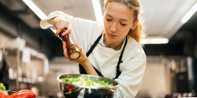 faili female-chef-seasoning-salad.jpg allalaadimine
