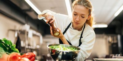 faili female-chef-seasoning-salad_laiem.jpg allalaadimine