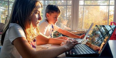 faili kids-being-kids-in-light-and-shadow-using-laptops-2022-11-12-09-51-13-utc.jpg allalaadimine