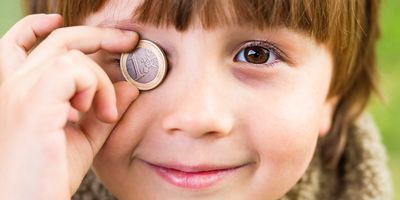 faili portrait-of-toddler-boy-holding-near-eye-a-euro-co-2022-10-31-22-22-19-utc.jpg allalaadimine