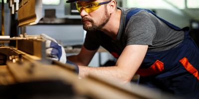 faili portrait-worker-near-metalworking-machine.png allalaadimine